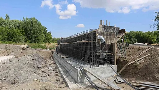 Elazığ'da Şorşor Deresi üzerine yeni köprü inşa ediyor