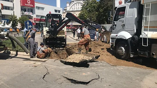 Su borusunun patlaması nedeni ile yol çöktü