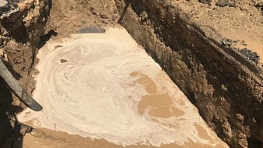 Su borusunun patlaması nedeni ile yol çöktü