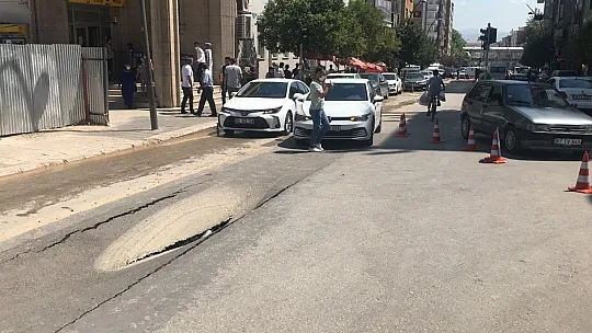 Su borusunun patlaması nedeni ile yol çöktü