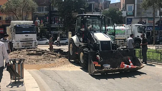 Su borusunun patlaması nedeni ile yol çöktü
