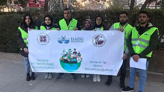 Temizlik görevlileri oturdu, öğrenciler Gazi Caddesi'ni temizledi