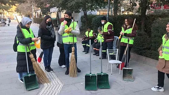 Temizlik görevlileri oturdu, öğrenciler Gazi Caddesi'ni temizledi