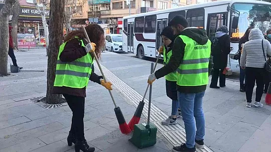 Temizlik görevlileri oturdu, öğrenciler Gazi Caddesi'ni temizledi