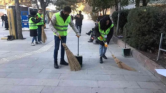 Temizlik görevlileri oturdu, öğrenciler Gazi Caddesi'ni temizledi