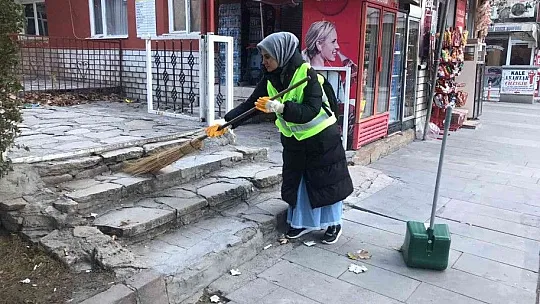 Temizlik görevlileri oturdu, öğrenciler Gazi Caddesi'ni temizledi