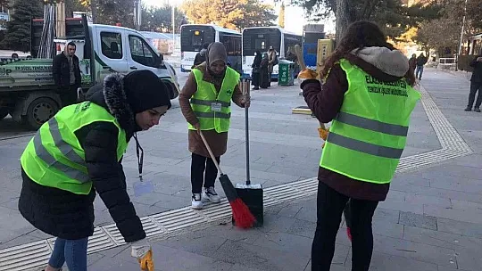 Temizlik görevlileri oturdu, öğrenciler Gazi Caddesi'ni temizledi