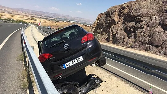Otomobil, refüje çarparak durabildi