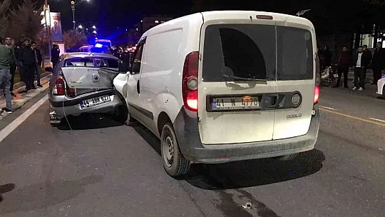 Hafif ticari araç ile otomobilin çarpıştığı kazada 2 kişi yaralandı