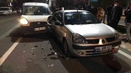 Hafif ticari araç ile otomobilin çarpıştığı kazada 2 kişi yaralandı
