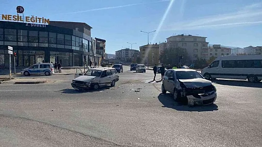 Ataşehir'de trafik kazası: 2 yaralı