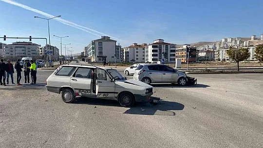 Ataşehir'de trafik kazası: 2 yaralı