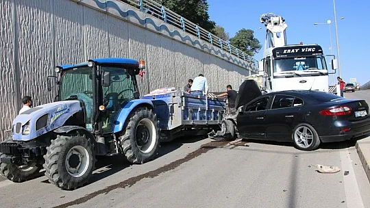 Traktör ile otomobil çarpıştı