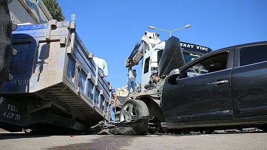 Traktör ile otomobil çarpıştı