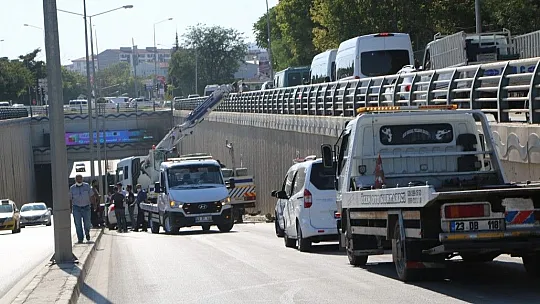 Traktör ile otomobil çarpıştı