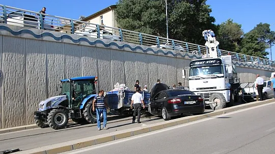 Traktör ile otomobil çarpıştı