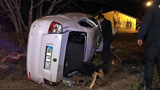 Yoldan çıkarak ağaca çarpan otomobil hurdaya döndü