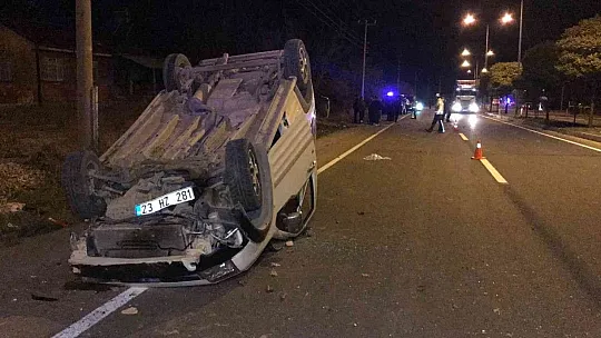 Yoldan çıkarak ağaca çarpan otomobil hurdaya döndü