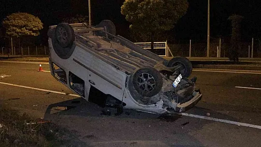 Yoldan çıkarak ağaca çarpan otomobil hurdaya döndü