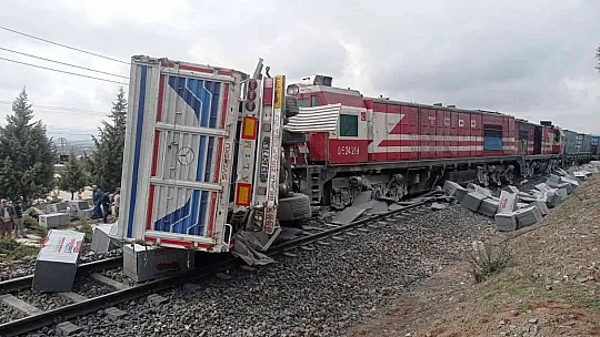 Tren tıra çarptı, sürücü araçtan atlayarak canını kurtardı