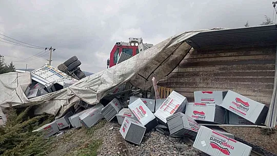 Tren tıra çarptı, sürücü araçtan atlayarak canını kurtardı