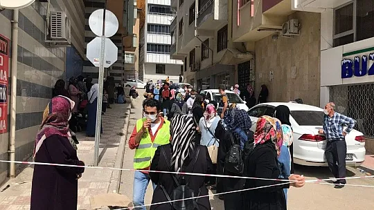 Elazığ'da ucuz halı kuyruğu