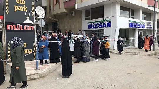 Elazığ'da ucuz halı kuyruğu