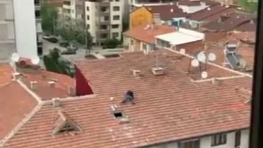 Vatandaşın çatıdaki tehlikeli yürüyüşü yürekleri ağza getirdi