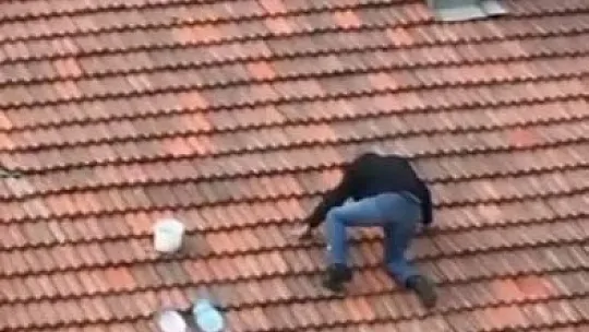 Vatandaşın çatıdaki tehlikeli yürüyüşü yürekleri ağza getirdi