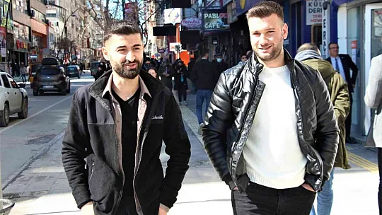 Elazığ'da birçok vatandaş maskeye veda etti