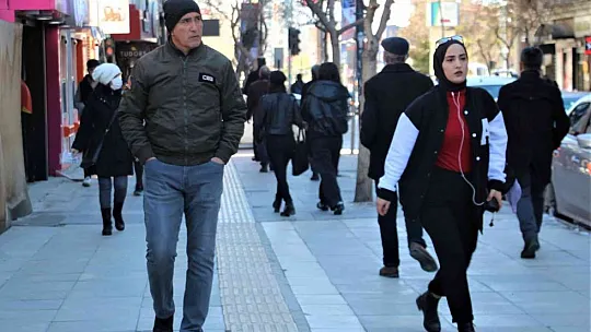 Elazığ'da birçok vatandaş maskeye veda etti