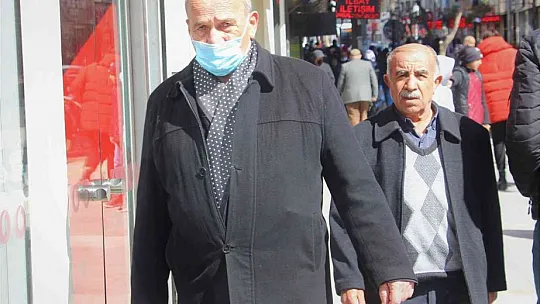 Elazığ'da birçok vatandaş maskeye veda etti