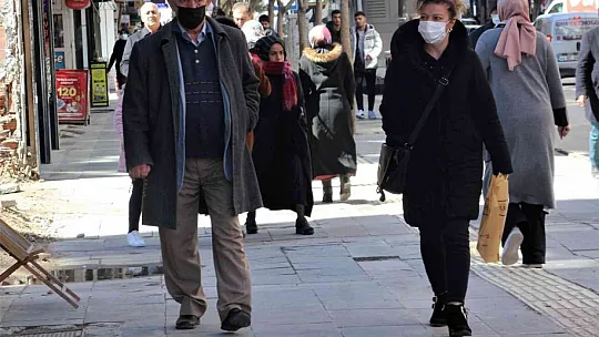 Elazığ'da birçok vatandaş maskeye veda etti