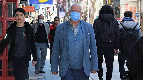Elazığ'da birçok vatandaş maskeye veda etti