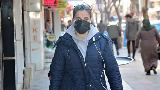Elazığ'da birçok vatandaş maskeye veda etti