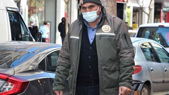 Elazığ'da birçok vatandaş maskeye veda etti