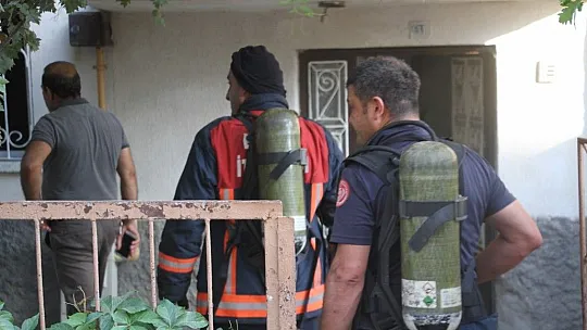 Elazığ'da yangın, 2 kişi dumandan etkilendi
