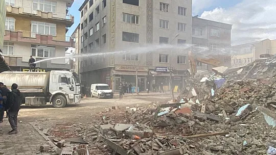 Elazığ'da yıkımına başlanan bina çöktü