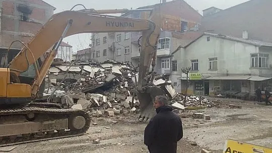 Elazığ'da yıkımına başlanan bina çöktü