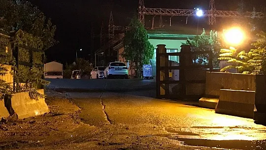 Yıldırımın elektrik direğine isabet etmesi sonucu kablolar patladı