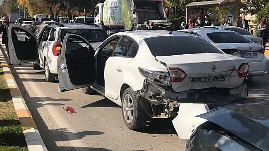 Zübeyde Hanım Caddesi'nde zincirleme trafik kazası
