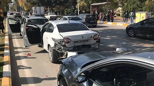 Zübeyde Hanım Caddesi'nde zincirleme trafik kazası