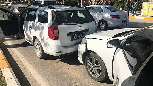 Zübeyde Hanım Caddesi'nde zincirleme trafik kazası
