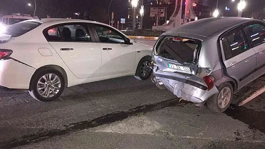 3 aracın karıştığı zincirleme trafik kazasında 6 kişi yaralandı