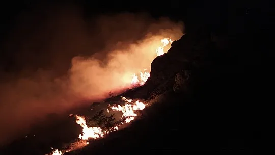 Örtü yangını rüzgarın etkisiyle yeniden alevlendi