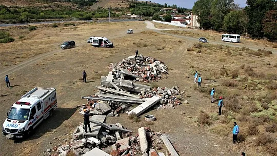 Elazığ depreminin merkez üssünde enkaz arama ve kurtarma tatbikatı