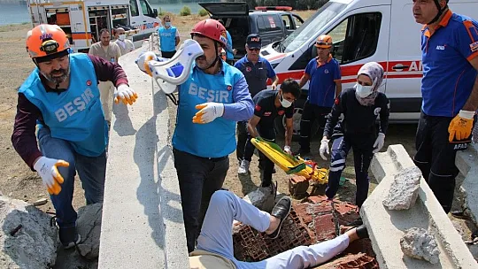 Elazığ depreminin merkez üssünde enkaz arama ve kurtarma tatbikatı