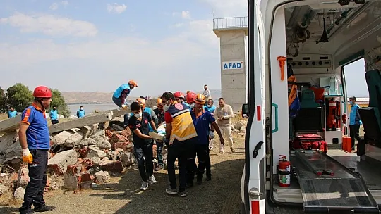 Elazığ depreminin merkez üssünde enkaz arama ve kurtarma tatbikatı