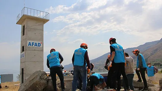 Elazığ depreminin merkez üssünde enkaz arama ve kurtarma tatbikatı