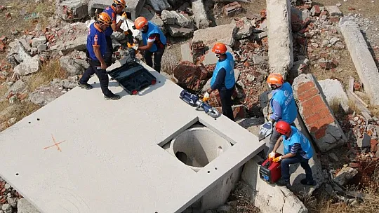 Elazığ depreminin merkez üssünde enkaz arama ve kurtarma tatbikatı